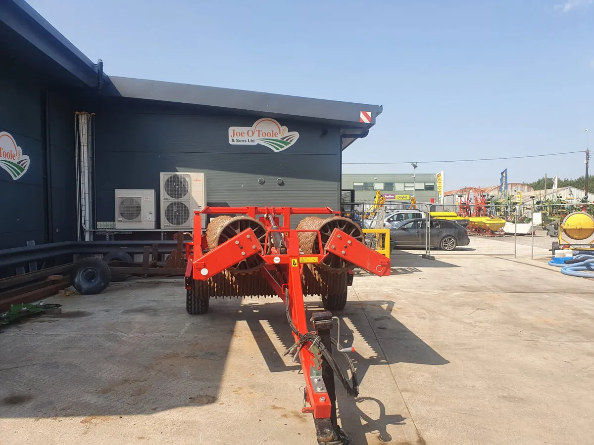 Used Kverneland 8.3 Meter Ring Roller - Image 4
