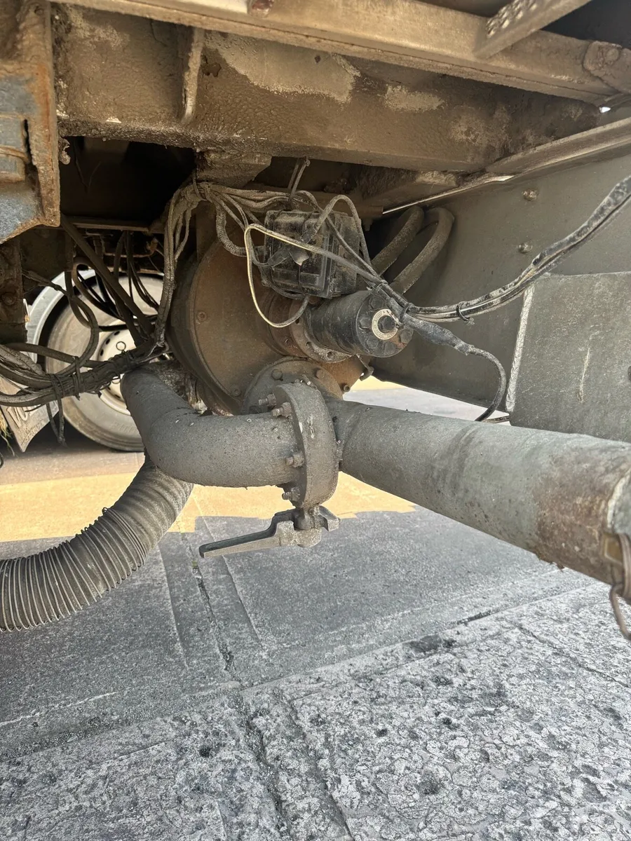 Volvo FM410 Bulk Blower - Image 4