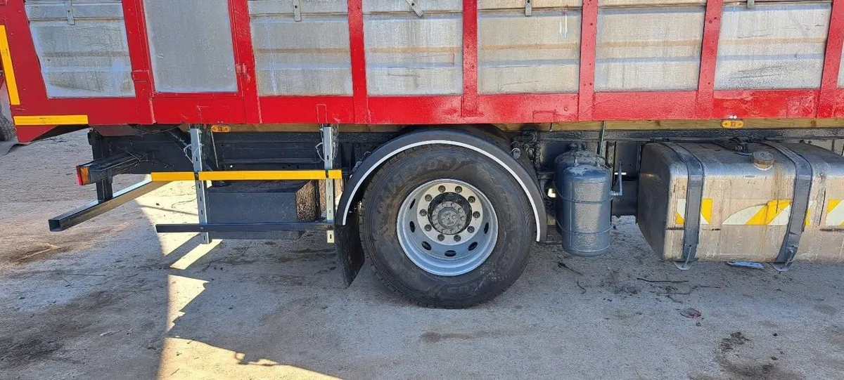 DAF CF 380 cattle truck - Image 4