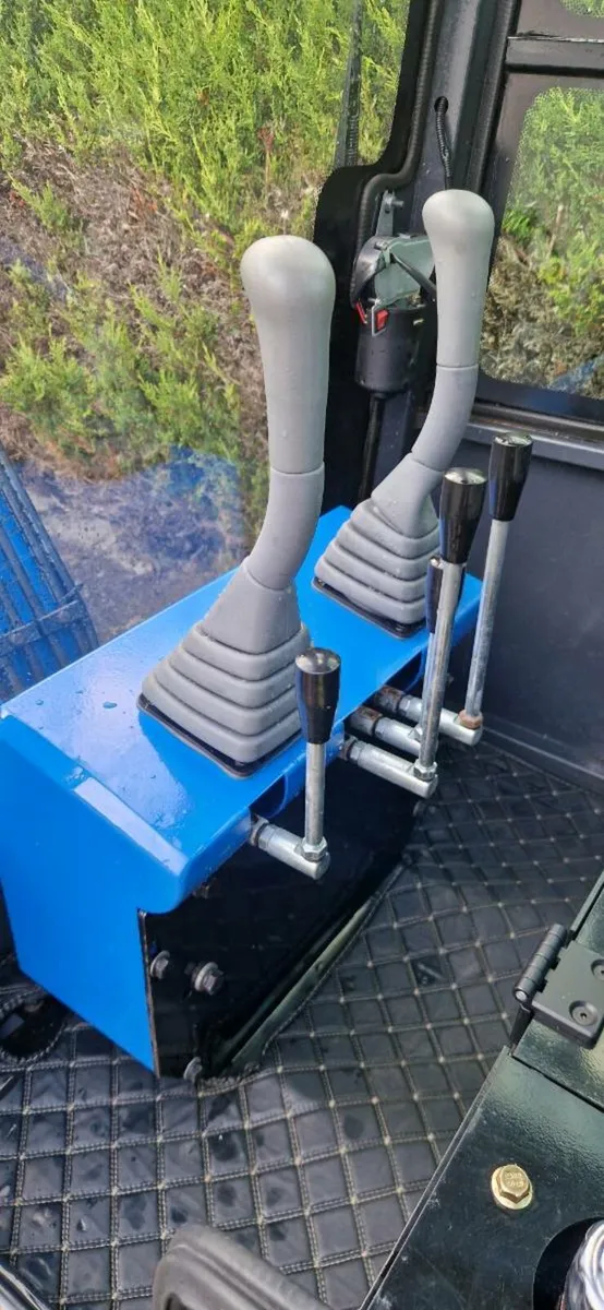 1 Ton Mini Digger excavator with attachments - Image 3