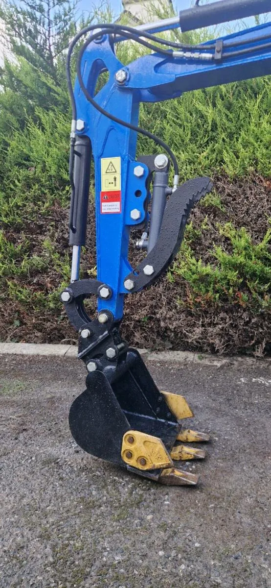 1 Ton Mini Digger excavator with attachments - Image 4