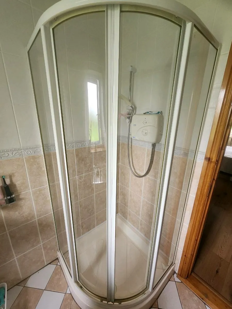 Bathroom accessories - Image 1