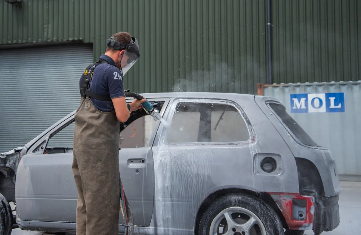 Dustless Sandblaster - Car Restoration - Image 1