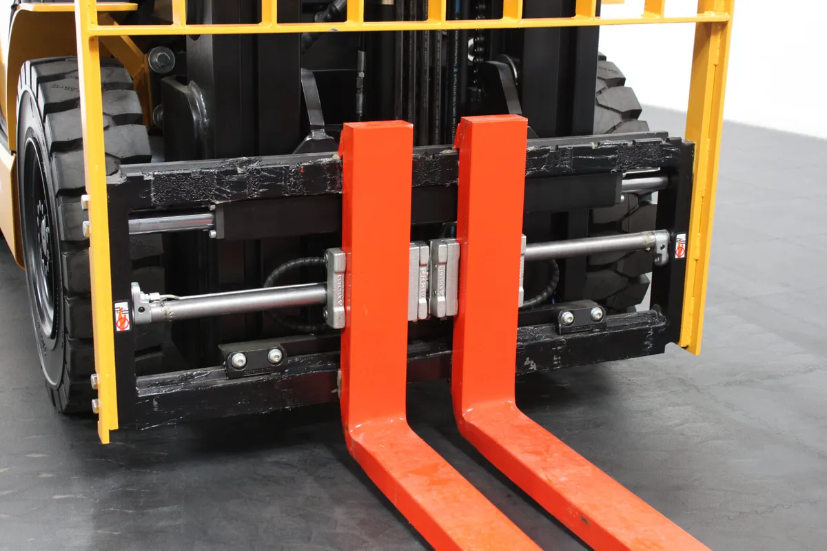 giraffe FD25 Premium | Full Cab Diesel |  Forklift - Image 3