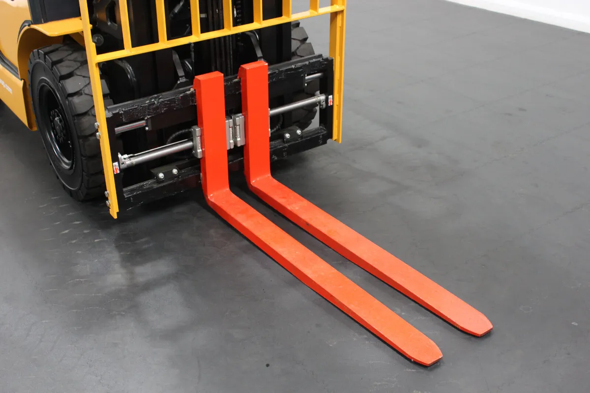 giraffe FD25 Premium | Full Cab Diesel |  Forklift - Image 4