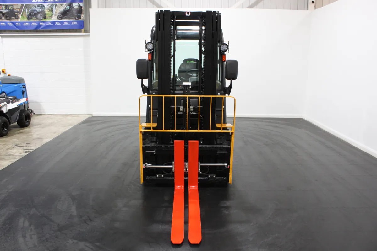 giraffe FD30 Premium | Full Cab Diesel |Forklift - Image 3