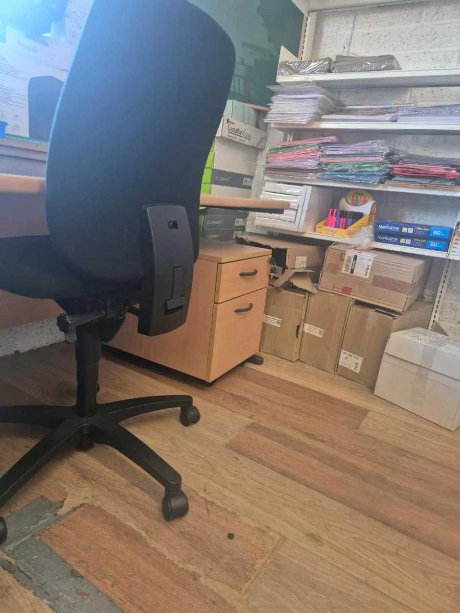 Desks chairs pedistal - Image 1