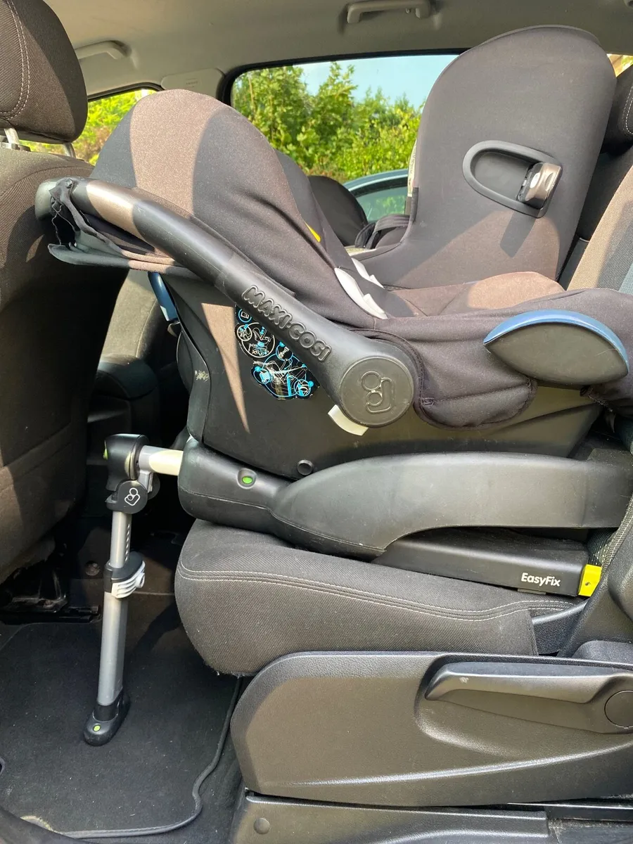 Maxi Cosi Car seat with isofix base - Image 3