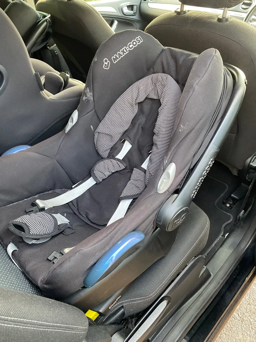 Maxi Cosi car seat with isofix base - Image 2