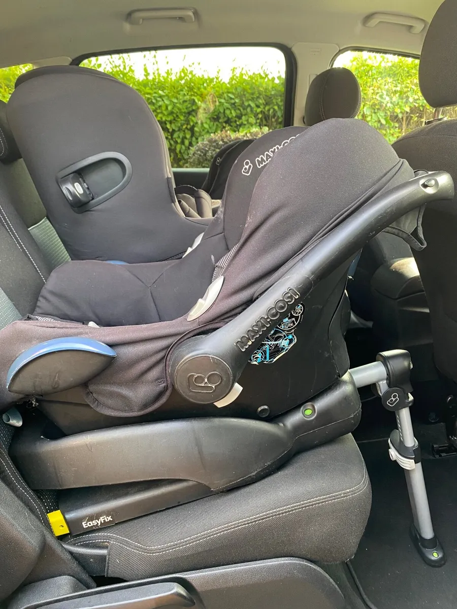 Maxi Cosi car seat with isofix base - Image 1