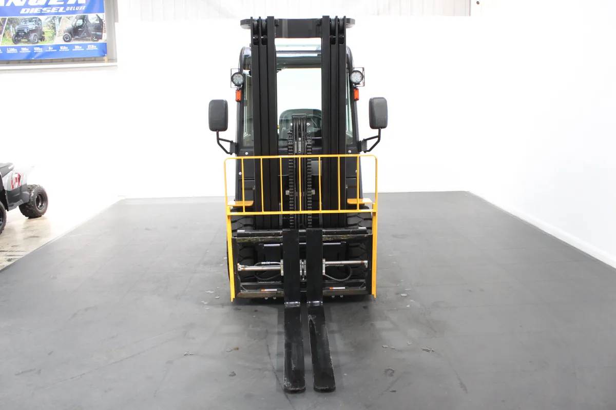 giraffe FD40 | Full Cab Diesel | Forklift - Image 3