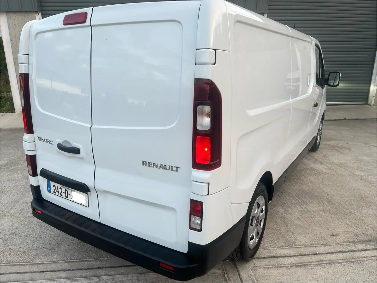 (242) Renault Trafic  2024 - Image 3