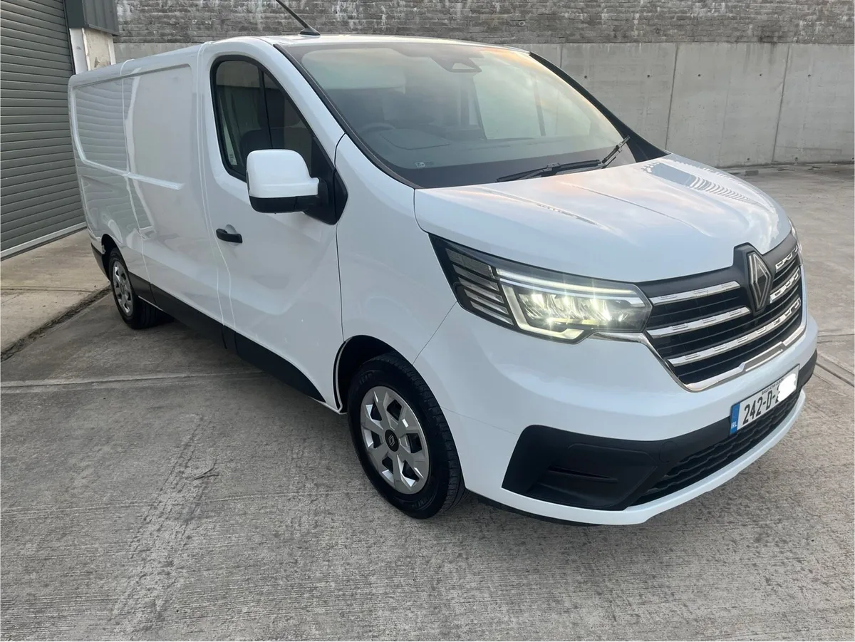 (242) Renault Trafic  2024 - Image 1