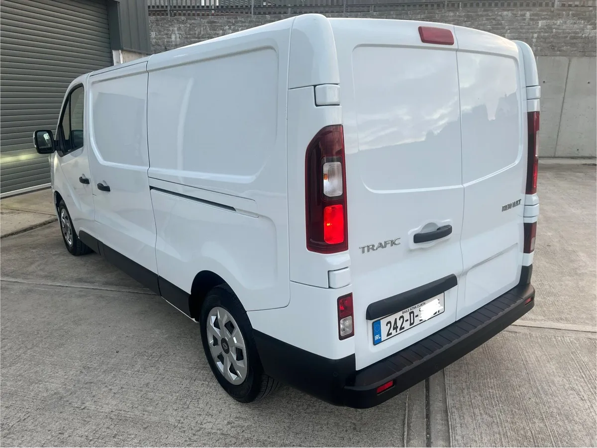 (242) Renault Trafic  2024 - Image 4