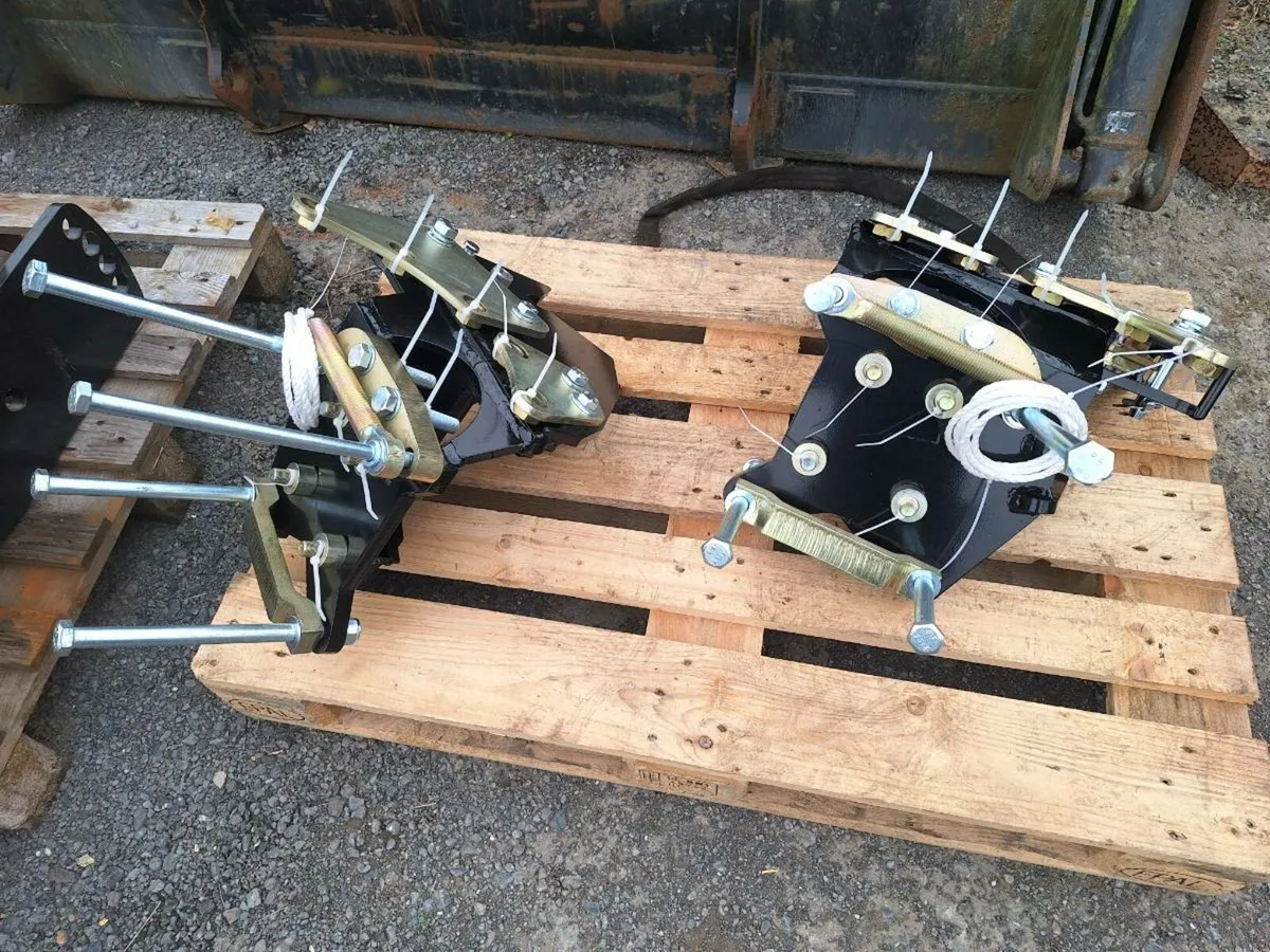 Axle brackets - Image 1