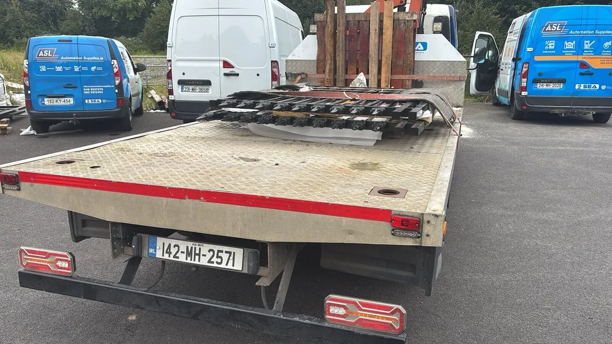 mitsubishi fuso canter with crane - Image 3