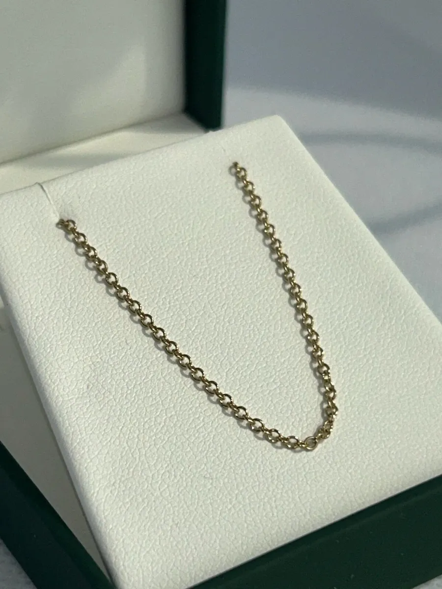 9ct gold 16/18 inch necklace - Image 1