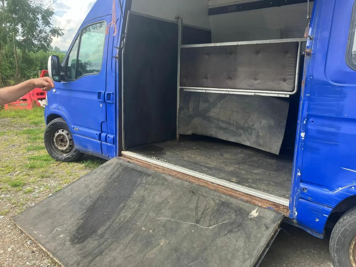 Horse box - Image 1