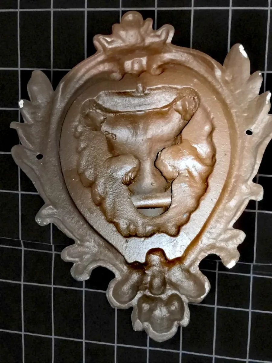 Large cast iron door knocker x 2 - Image 2