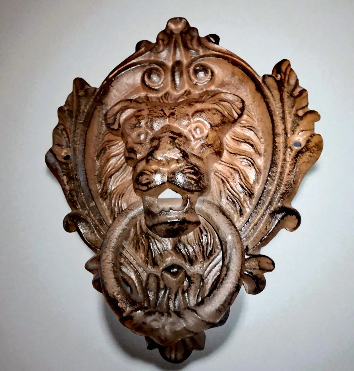 Large cast iron door knocker x 2 - Image 1