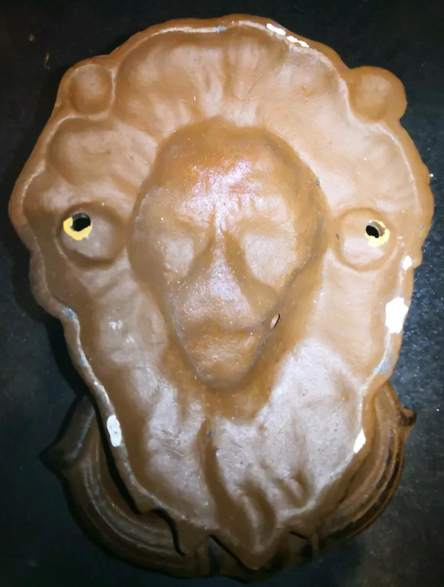 Lion's head cast iron door knocker - Image 3