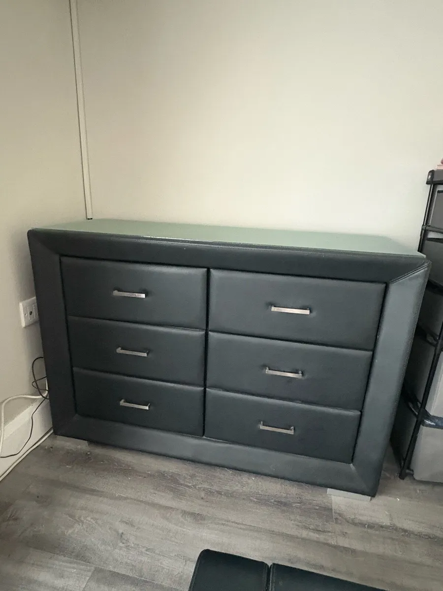 King size Bedroom suite - Image 2