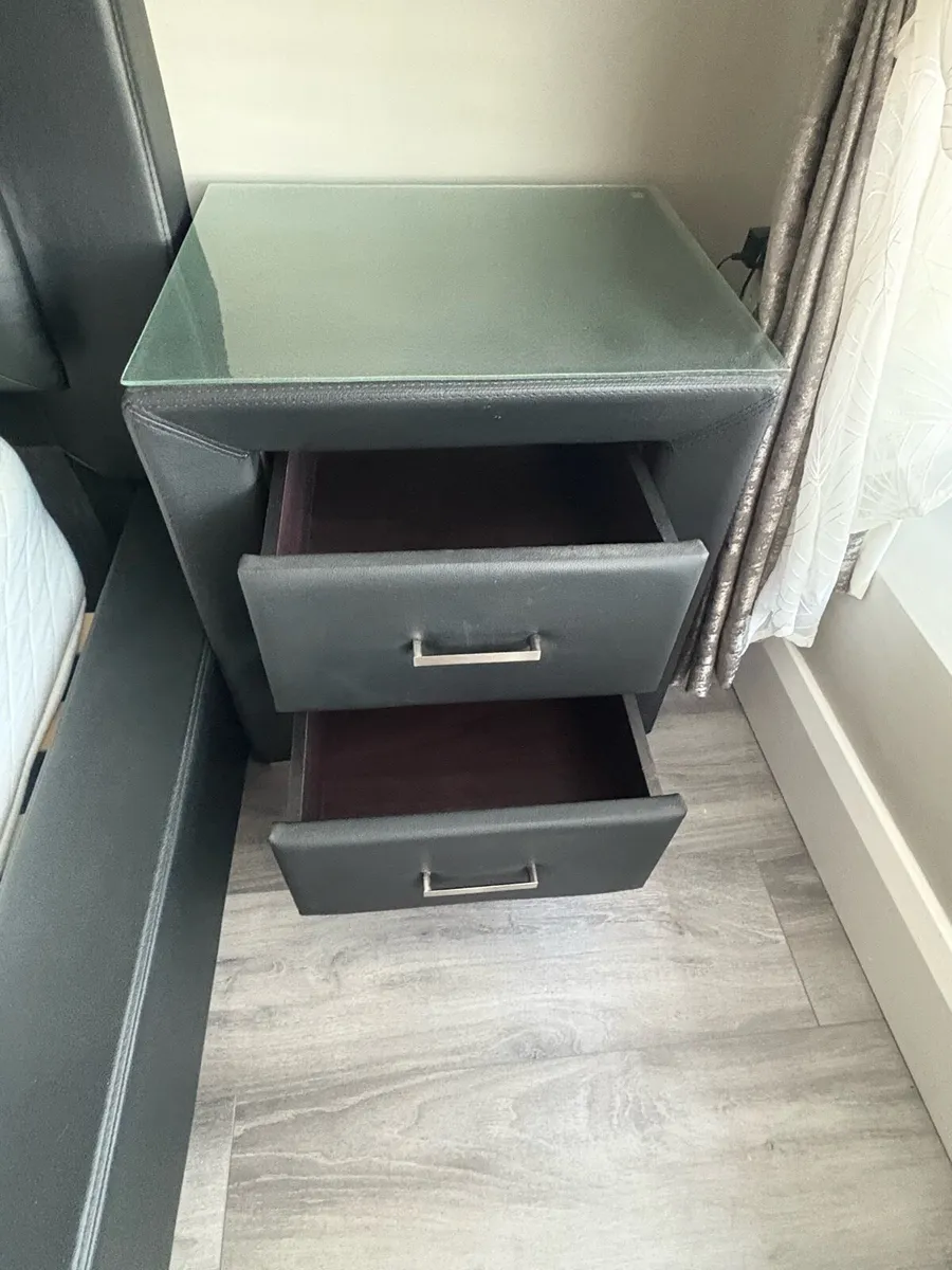 King size Bedroom suite - Image 4