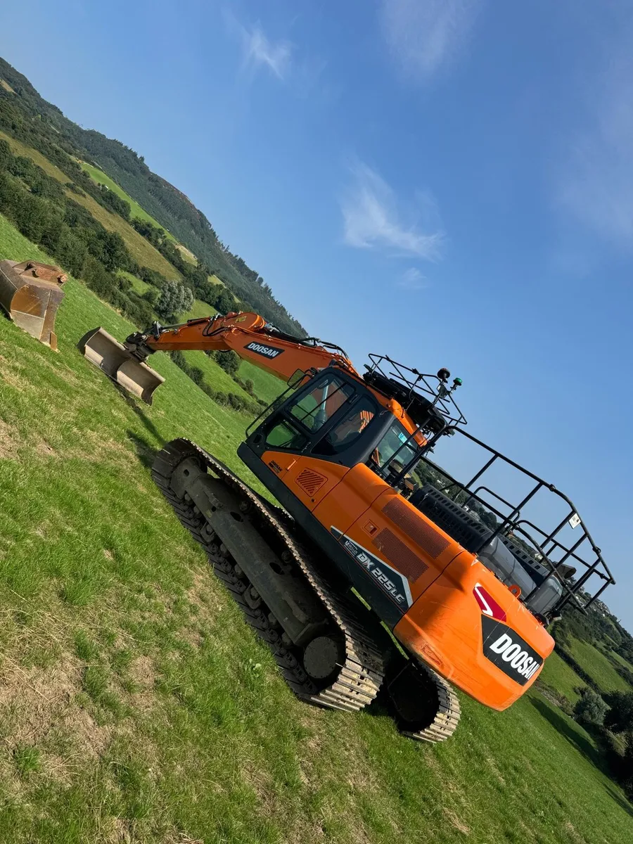 DOOSAN DX225 LC - Image 1