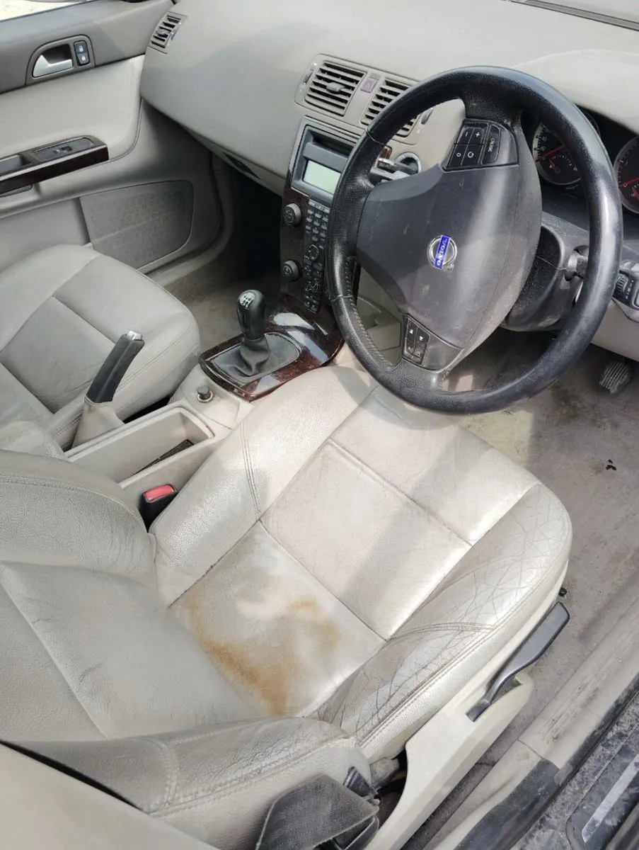 Breaking Volvo S40 2006 diesel - Image 4