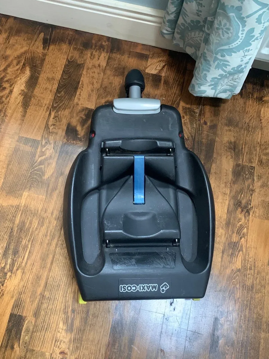 Maxi cosi car seat with isofix base - Image 3