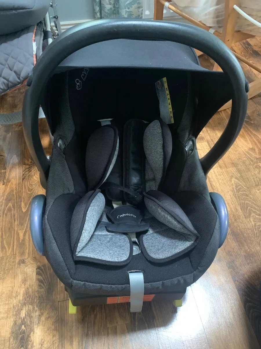 Maxi cosi car seat with isofix base - Image 4