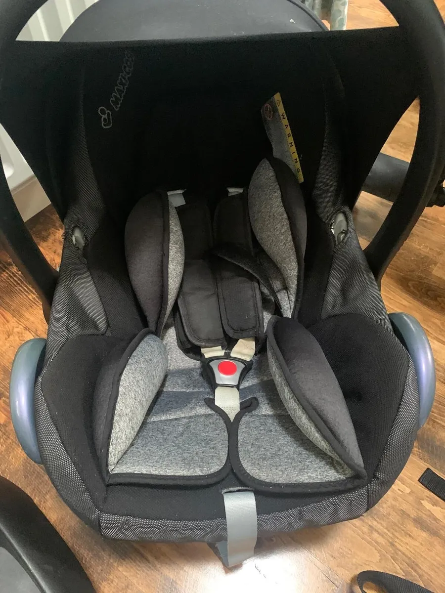 Maxi cosi car seat with isofix base - Image 1