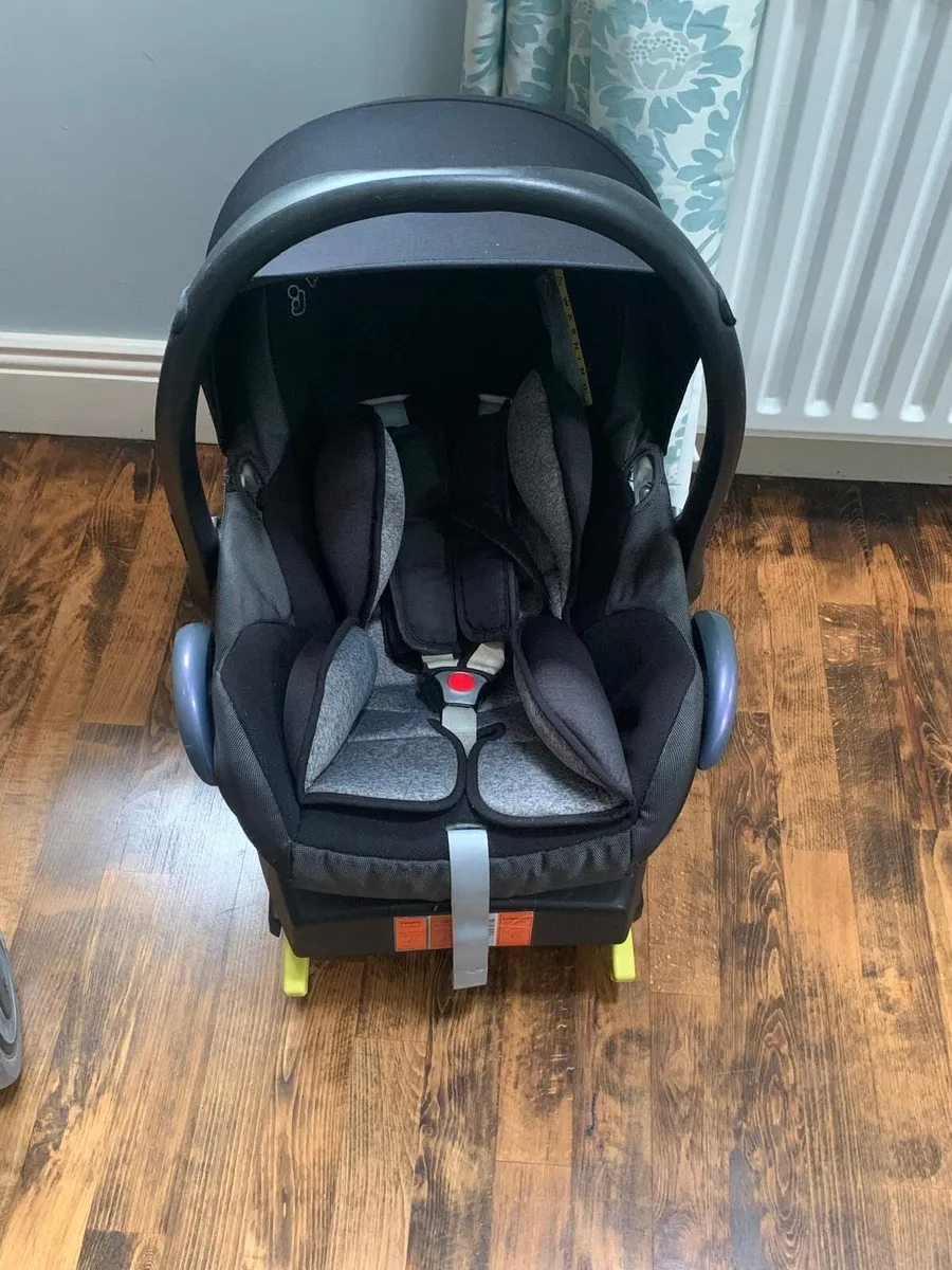 Maxi cosi car seat with isofix base - Image 2