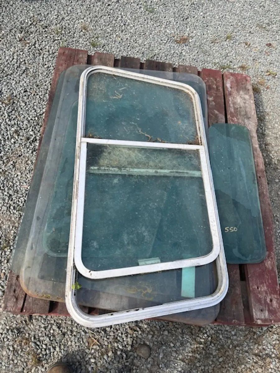 MF 550 Cab Glass - Image 1