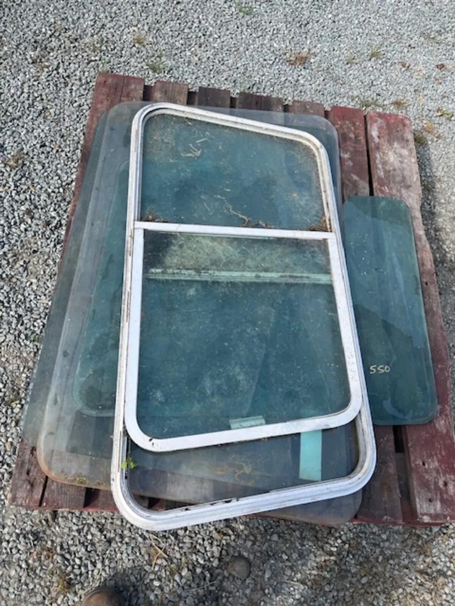 MF 550 Cab Glass - Image 2