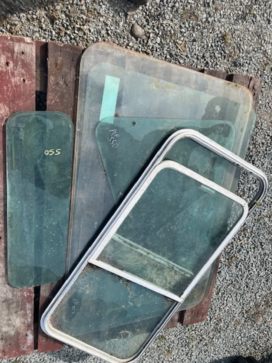 MF 550 Cab Glass - Image 3