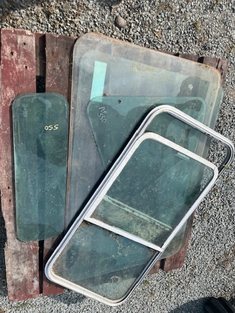 MF 550 Cab Glass - Image 4