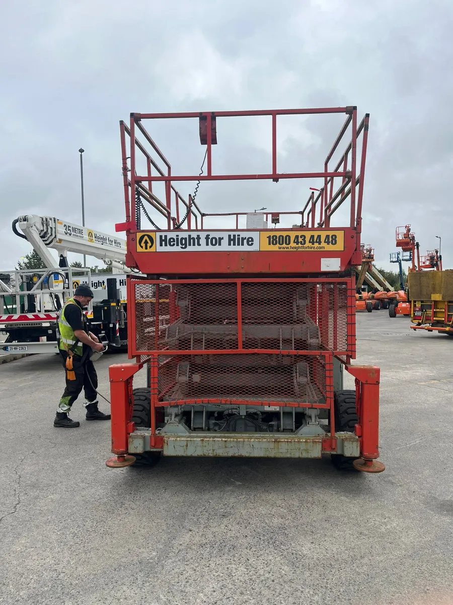 Skyjack SJ9250 RT - 17m Diesel Scissor Lift - Image 4