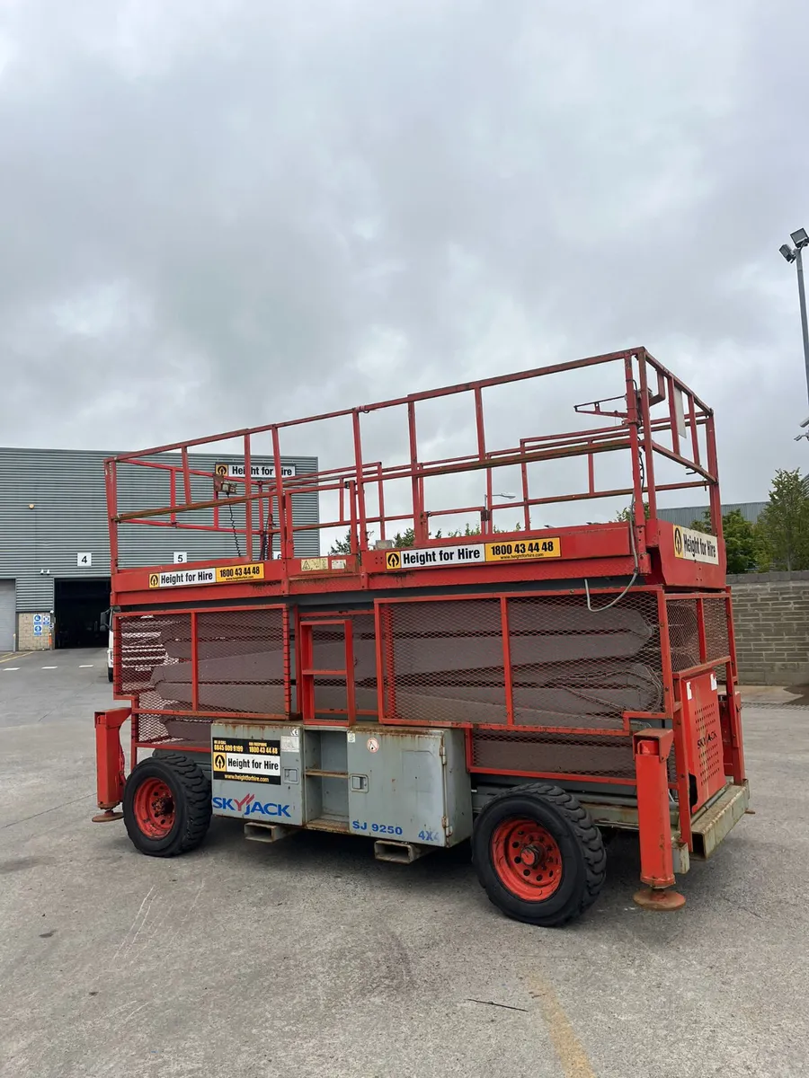 Skyjack SJ9250 RT - 17m Diesel Scissor Lift - Image 2