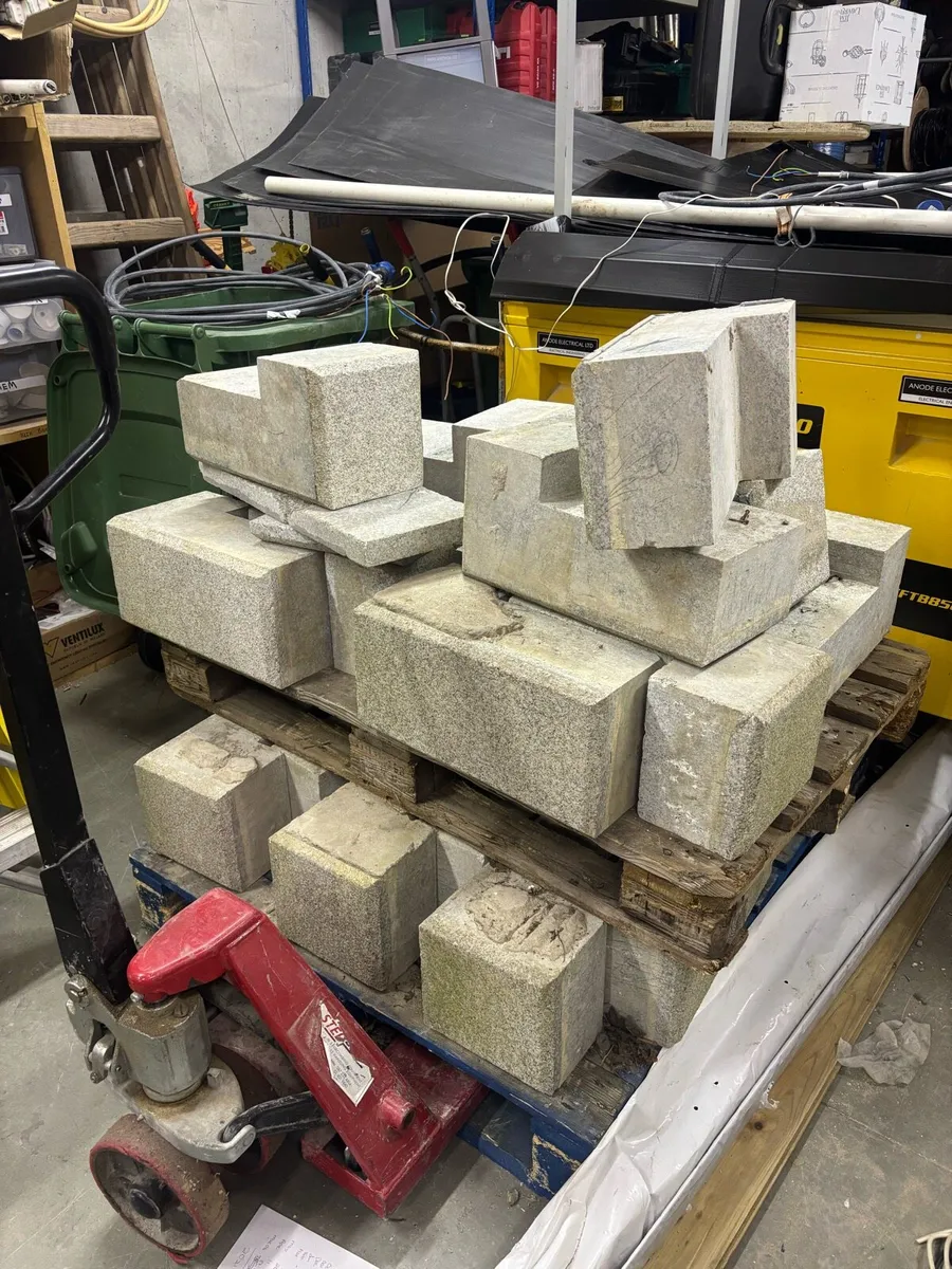 Granite coin stones and head - Image 1