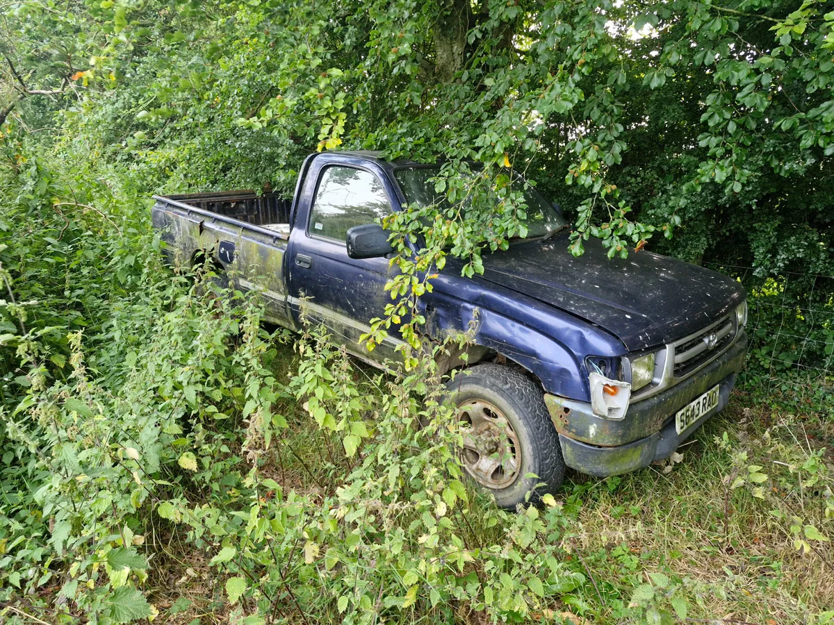 Toyota hilux 1998 breaking for parts - Image 2