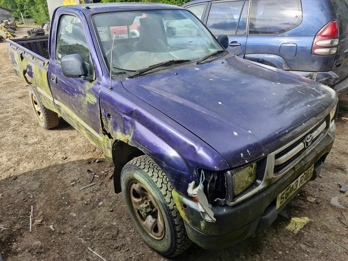 Toyota hilux 1998 breaking for parts - Image 4