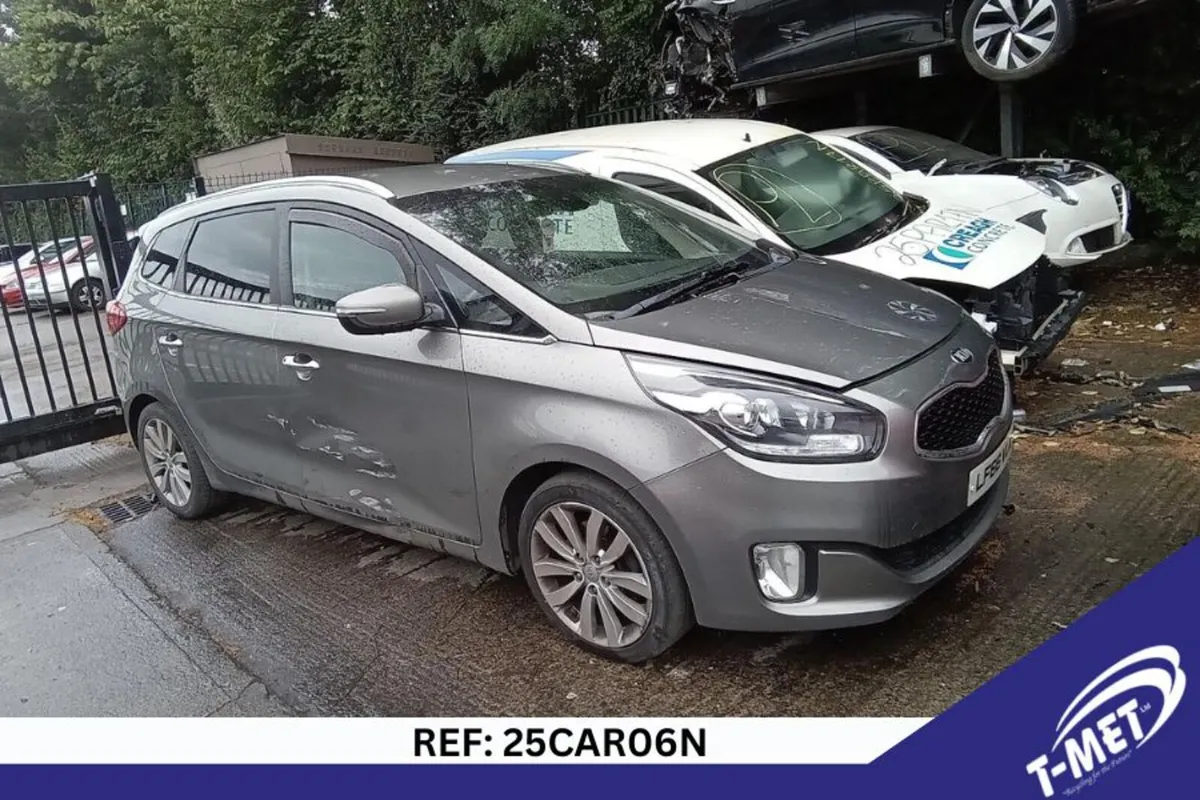 2016 KIA CARENS BREAKING FOR PARTS - Image 1