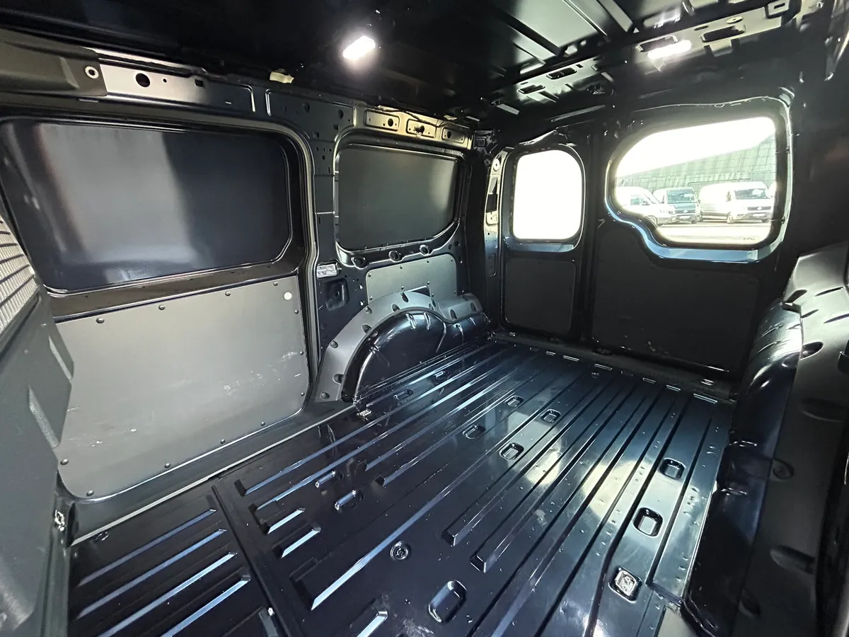 2022 Volkswagen Caddy ' Extras - Image 3