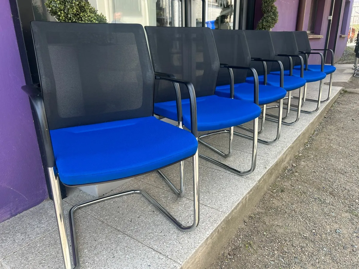 Orangebox workday stacking visitor chair - Image 1