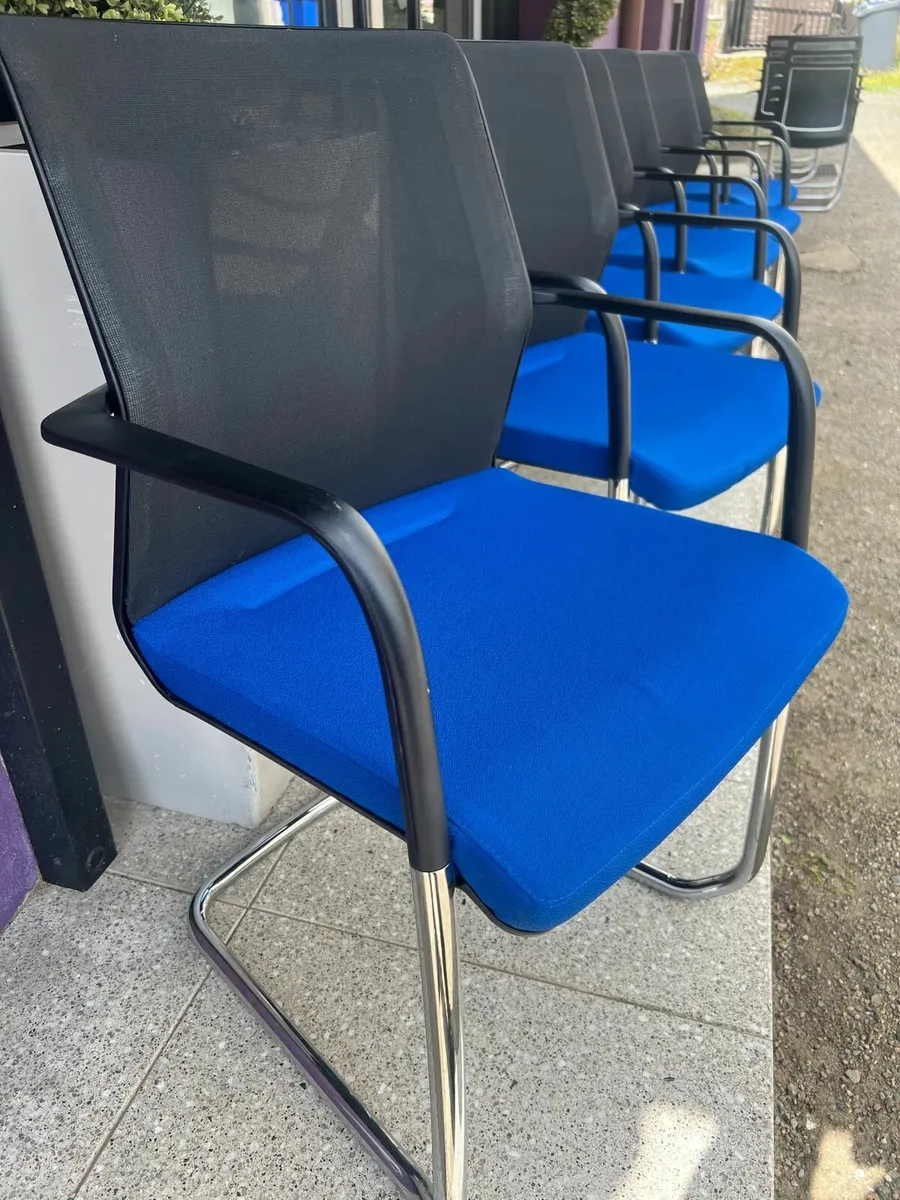 Orangebox workday stacking visitor chair - Image 3