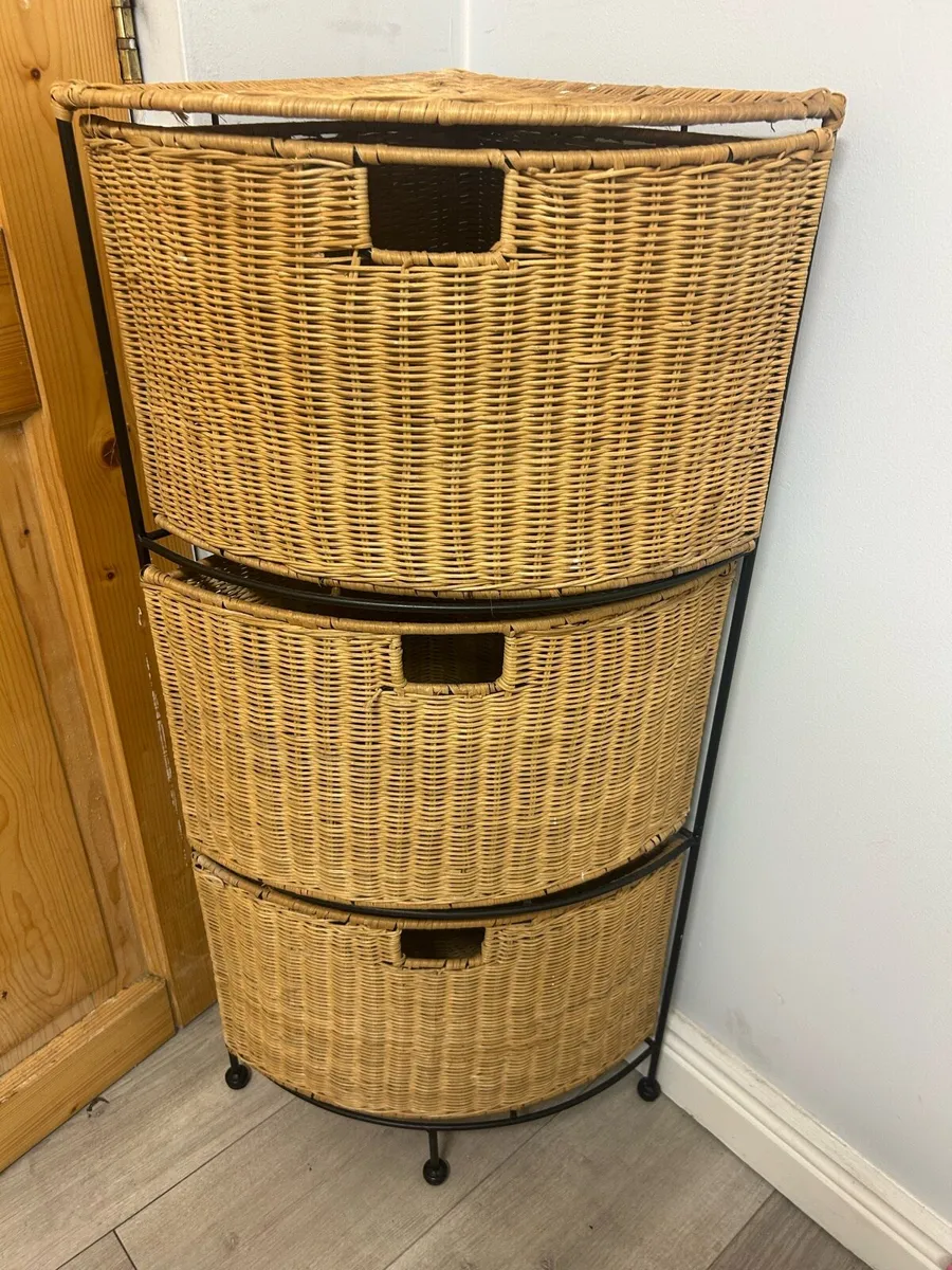 Corner storage shelf