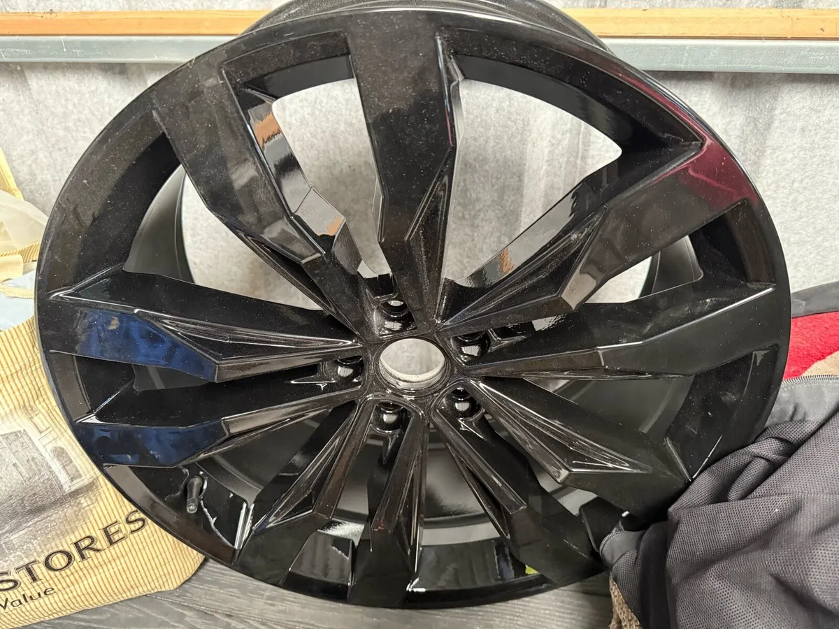 VW Tiguan 20” Suzuka genuine alloy. Only 1 - Image 4