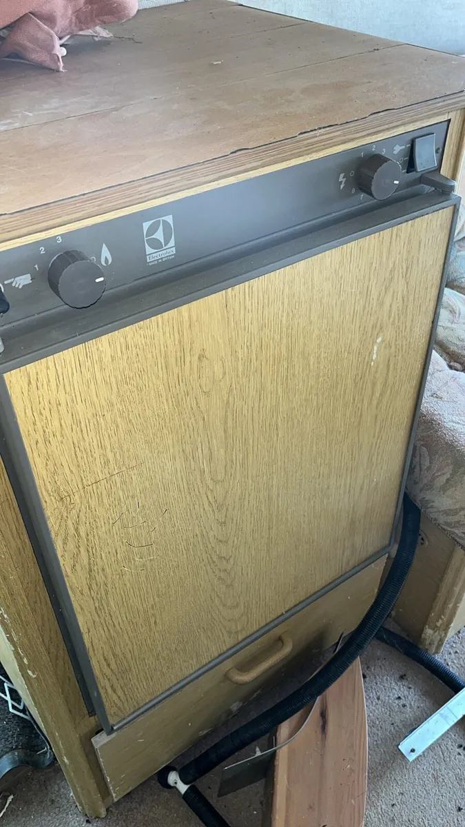 Caravan/ camper van parts & windows - Image 4