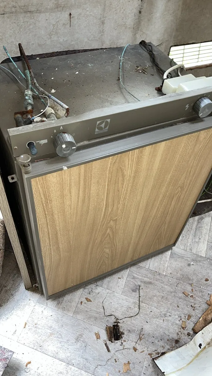 Caravan parts and windows - Image 4